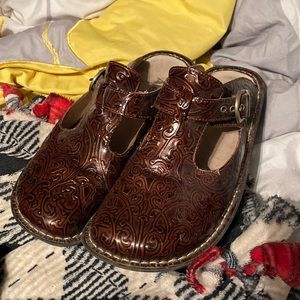 Barely worn alegrias clog style